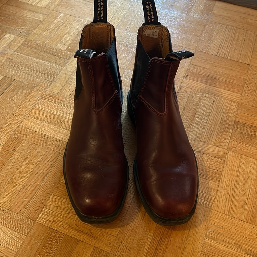 Blundstones burgundy boots